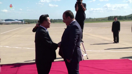 북한 도착한 시리아 대표단  북한 조선중앙TV가 8일 방영한 영상에서 북한 정권수립 70주년을 축하하기 위해 시리아의 힐랄 알 힐랄 아랍사회부흥당 지역부비서가 전날 평양에 도착해 최룡해 노동당 부위원장의 영접을 받는 모습.2018.9.8